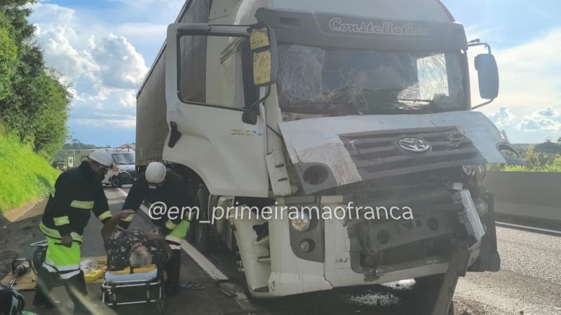 Colisão entre carretas deixa motorista retido às ferragens na Cândido Portinari