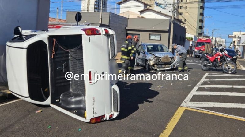 Caminhonete tomba após motorista avançar pare na área central de Franca