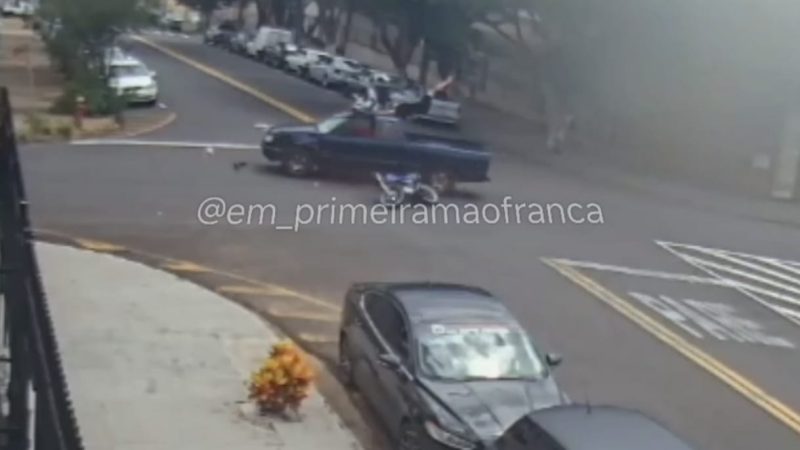 Mulher cai dentro de caçamba após colisão entre moto e caminhonete em Franca