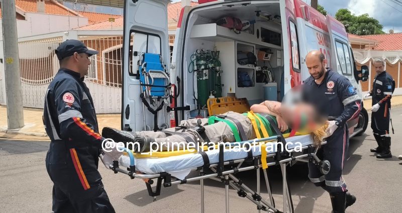 Motociclista fica ferido após avançar pare e colidir com veículo em Franca