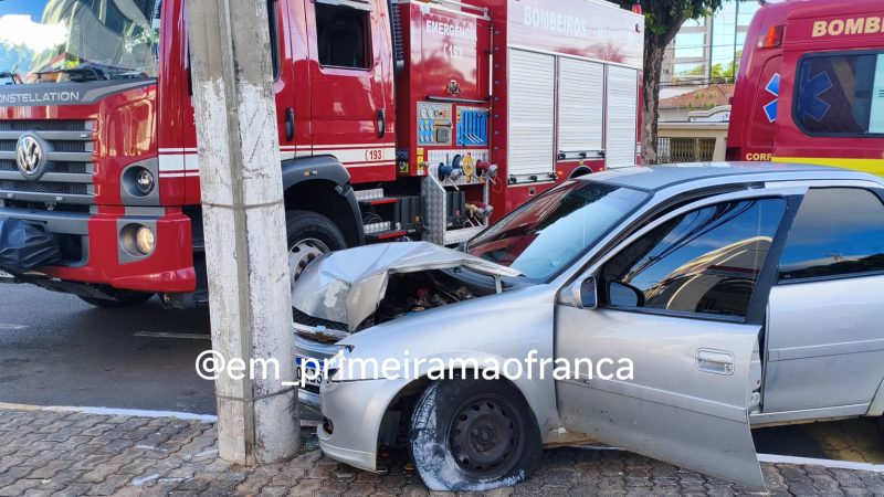 Uma pessoa ficou ferida após motorista colidir carro em poste na Estação