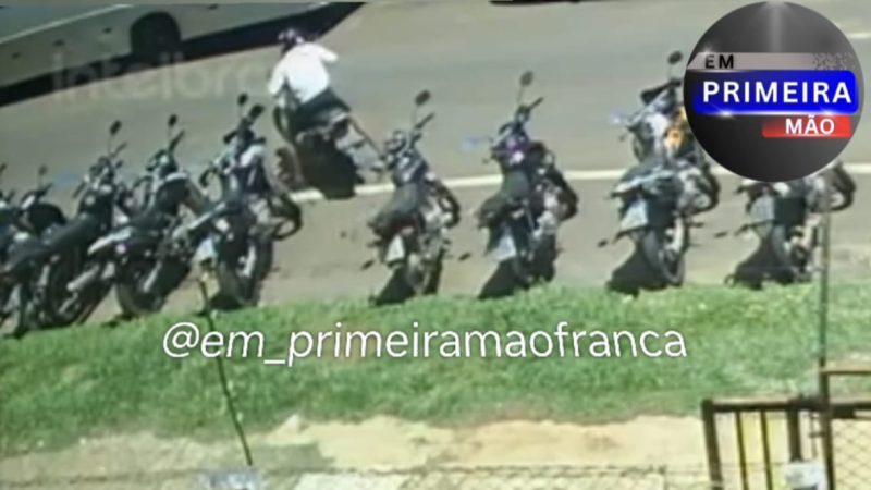 Câmera de segurança registra criminoso furtando moto no Distrito Industrial, em Franca