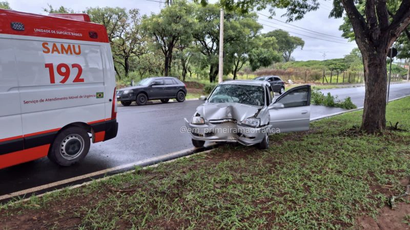 Motorista perde controle de veículo e colide contra árvore em avenida de Franca