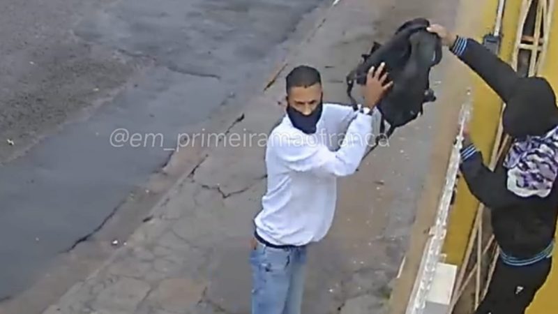 Câmera de segurança registra criminosos invadindo residência na Vila Santos Dumont, em Franca