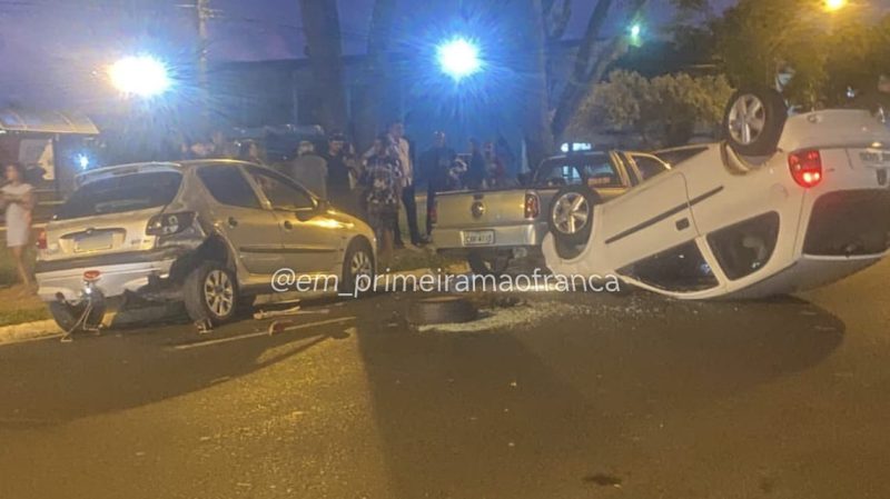 Carro capota após atingir traseira de outro veículo na Abrahão Brickmann, em Franca
