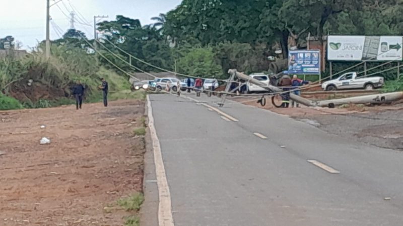 Poste cai e interdita rodovia Nelson Nogueira em Franca