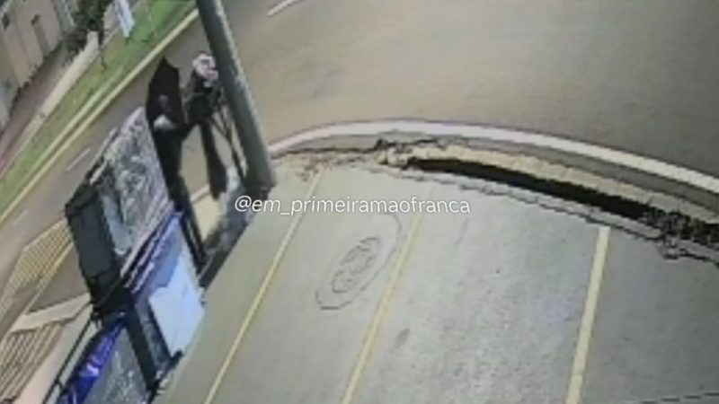 Câmera de segurança flagra andarilho rasgando saco e espalhando lixo em avenida de Franca