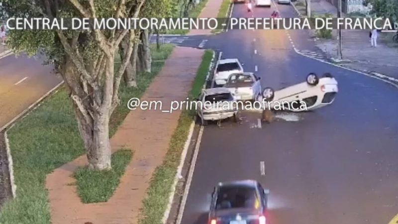 Câmera registra colisão seguida de capotamento em avenida de Franca