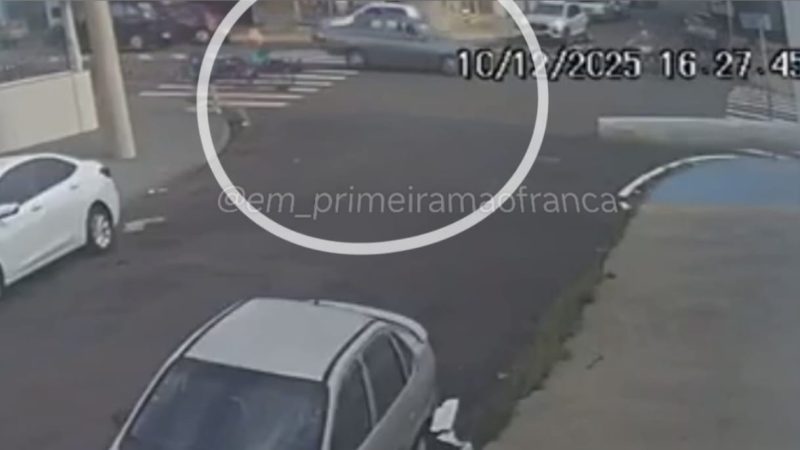 Colisão entre moto e carro em avenida de Franca é registrada por câmeras de segurança