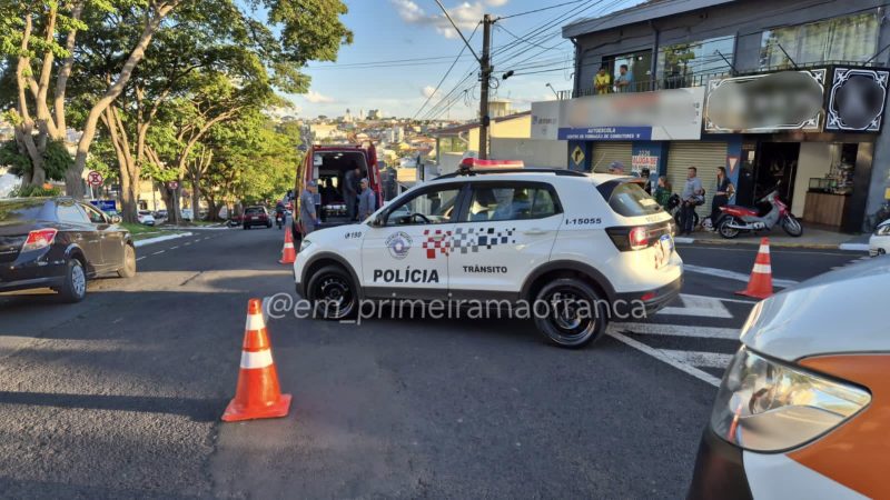 Colisão entre duas motos deixa mulher ferida em avenida de Franca
