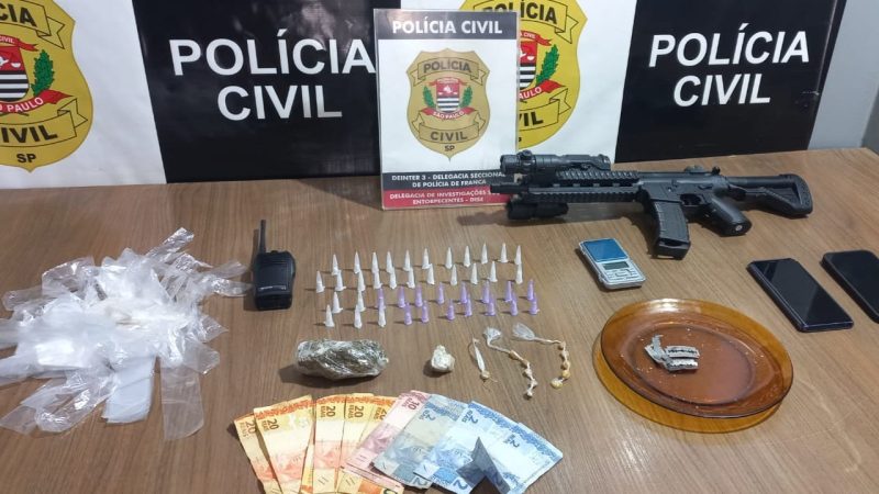 Mulher é presa ao ser flagrada com drogas em biqueira durante operação da DISE em Franca