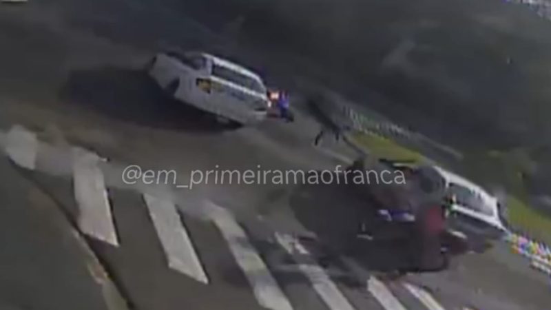 Colisão entre moto e carro em cruzamento de Franca deixa motociclista ferido