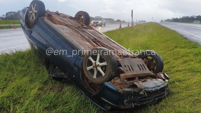 Motorista perde controle e veículo capota na rodovia Fábio Talarico, em Franca