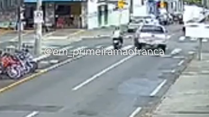 Câmera de segurança registra motociclista tendo a frente cortada por veículo em Franca