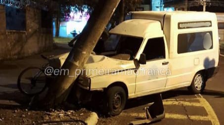 Motorista perde controle de veículo e colide contra poste no Parque Vicente Leporace, em Franca
