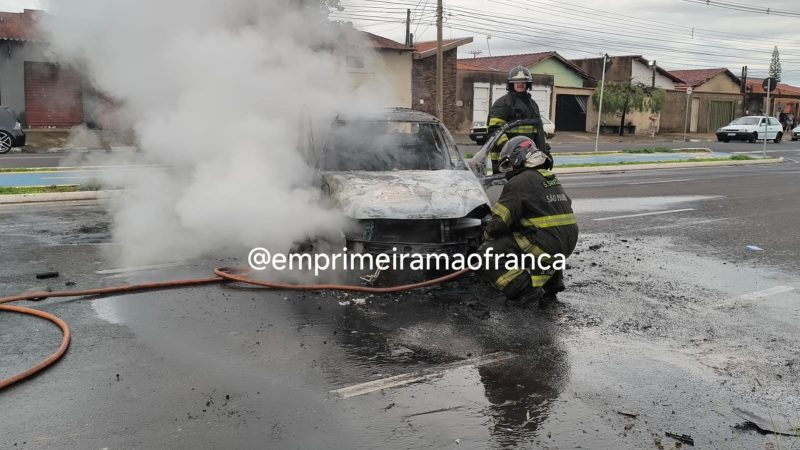 Motorista colide contra poste e carro pega fogo em avenida de Franca