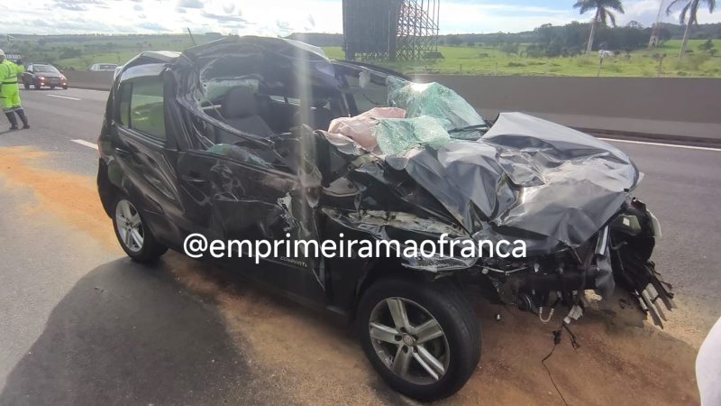 Colisão traseira entre carro e caminhão por pouco não termina em tragédia na rodovia Cândido Portinari