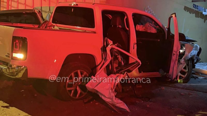 Motorista derruba poste, colide com dois veículos e invade residência em Franca