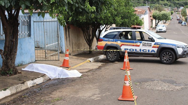 Idoso é encontrado morto em frente a uma residência no centro de Claraval