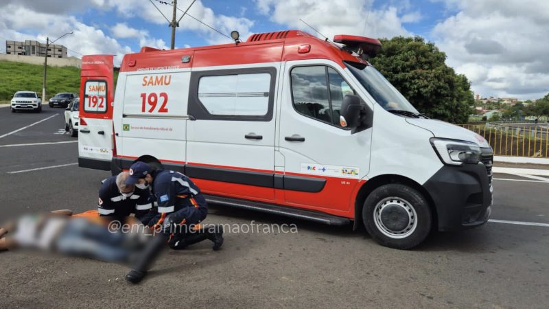 Colisão entre carro e moto deixa homem ferido na avenida Ismael Alonso y Alonso, em Franca