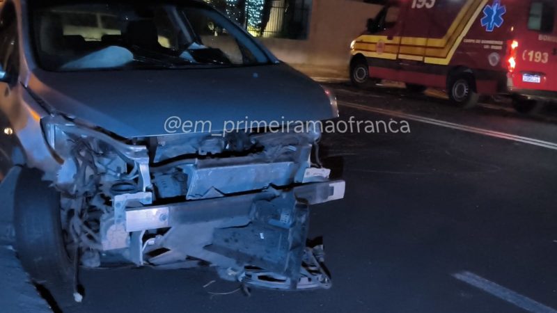 Carros ficam destruídos após colisão em cruzamento de Franca
