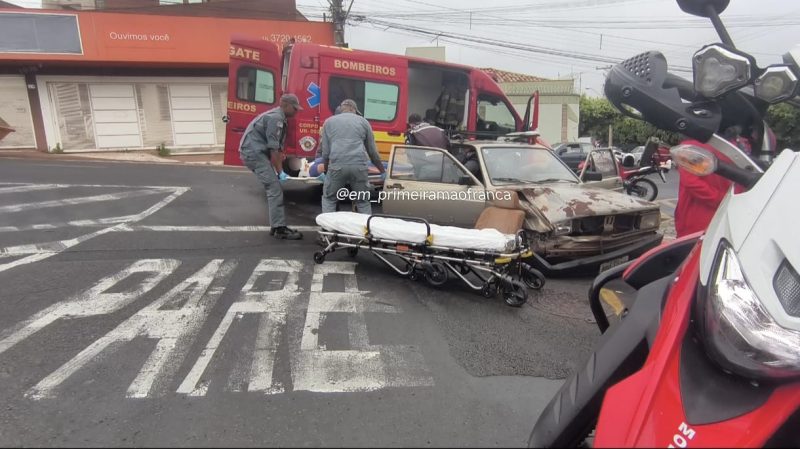Mulher fica ferida após colisão entre dois veículos em cruzamento de Franca