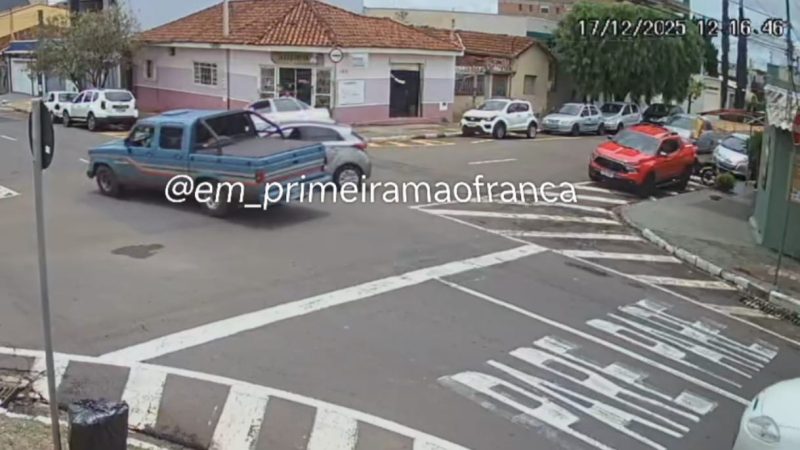 Câmera de segurança registra colisão entre três veículos no bairro Cidade Nova, em Franca