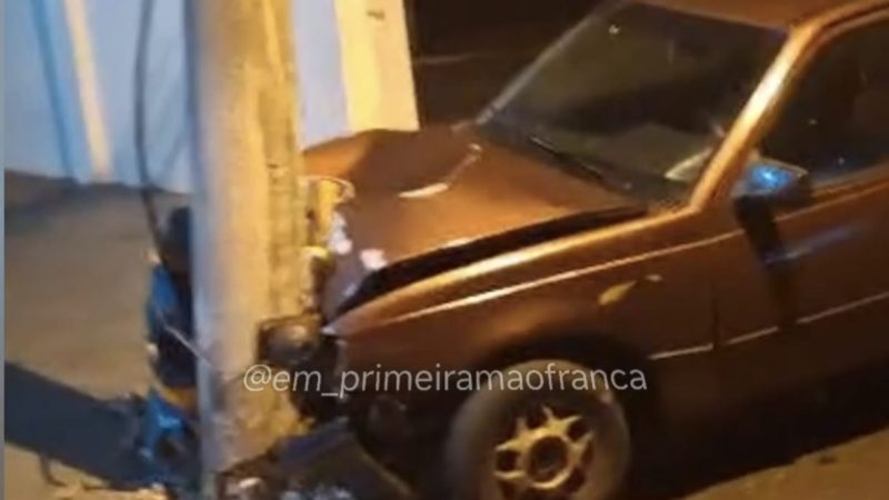 Câmera registra motorista colidindo com poste na Avenida Chafic Facury, em Franca