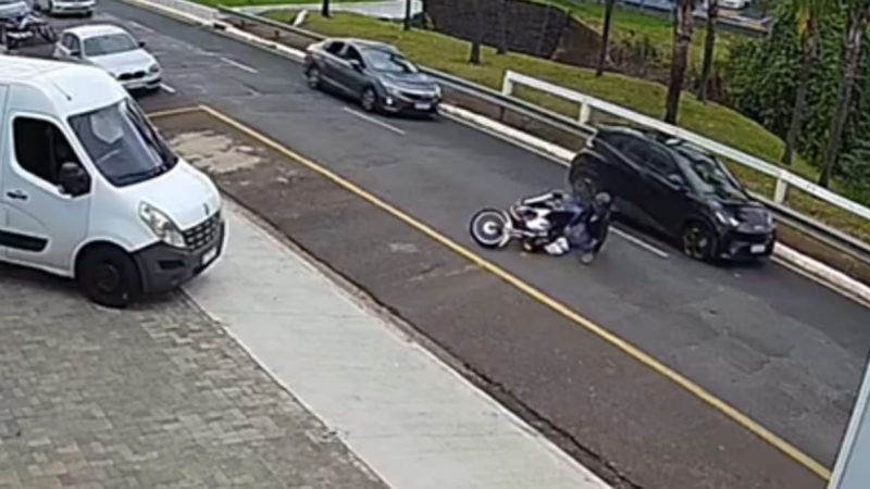 Câmera de segurança registra colisão entre carro e moto em avenida de Franca