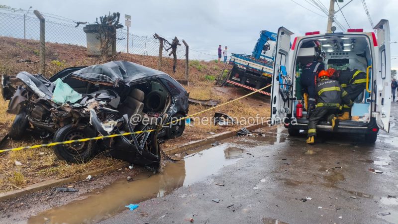 Colisão frontal entre carro e caminhão deixa uma vítima em estado gravíssimo
