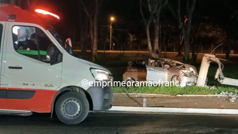 Câmera de segurança registra momento em que motorista perde controle e colide contra poste em Franca
