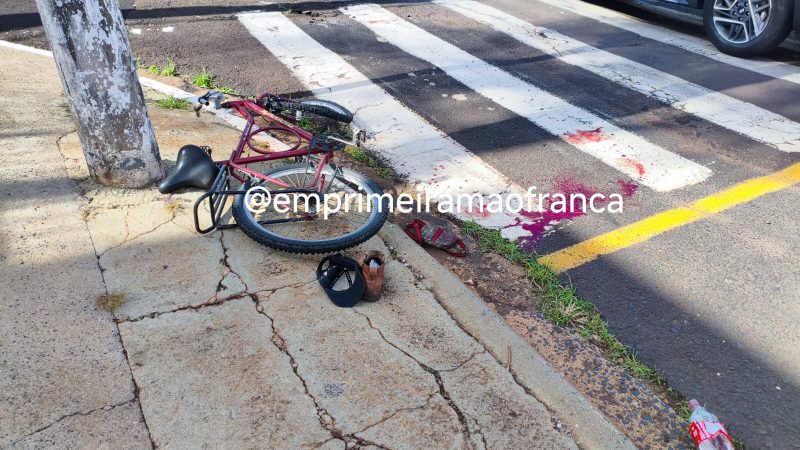 Colisão de bicicleta e caminhão deixa dois feridos na área central de Franca