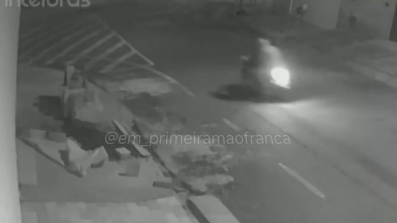 Criminosos são flagrados por câmeras de segurança furtando moto em Franca