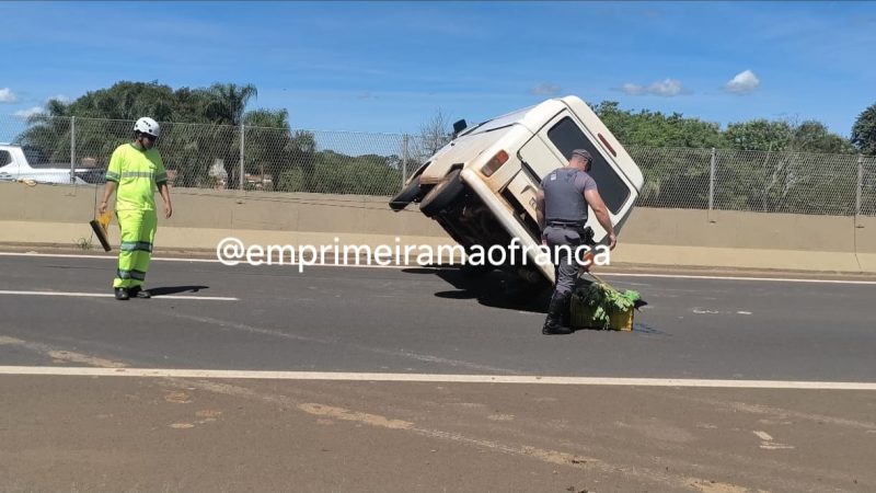 Motorista perde controle e Kombi tomba na Cândido Portinari, em Franca
