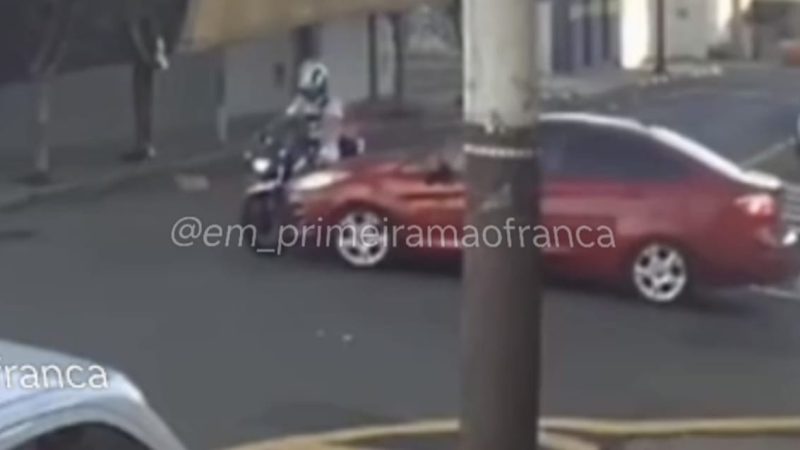 Motorista avança pare e atinge casal em moto na área central de Franca
