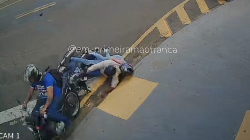 Colisão entre duas motos é registrada por câmera de segurança em avenida de Franca