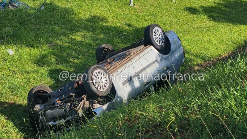 Motorista perde controle de veículo e capota na rodovia Cândido Portinari, em Franca