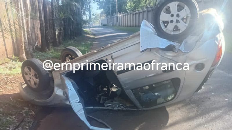 Veículo capota e é abandonado após acidente durante a madrugada em Franca