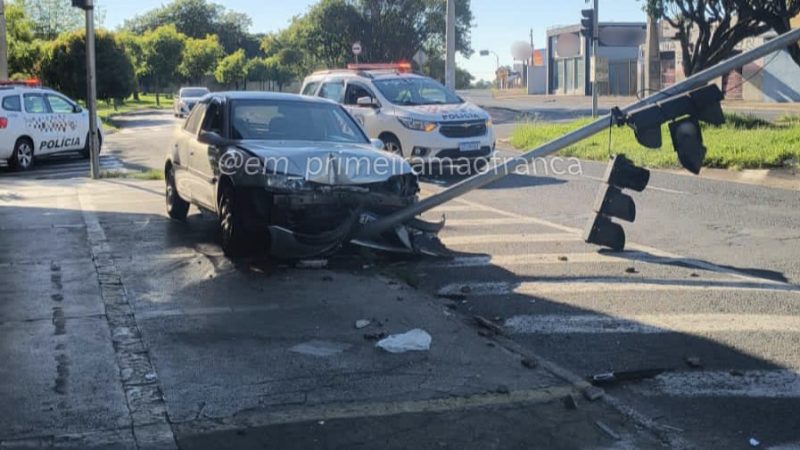 Motorista colide com poste de semáforo em avenida de Franca