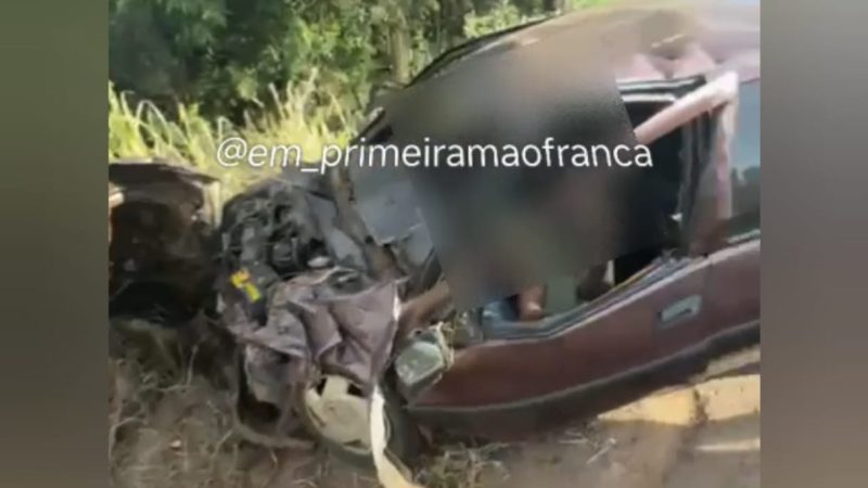 Duas pessoas morreram e outras ficaram feridas em uma colisão frontal entre Cássia e Delfinópolis