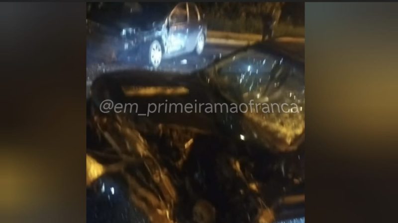 Colisão frontal entre dois veículos é registrada em avenida de Franca