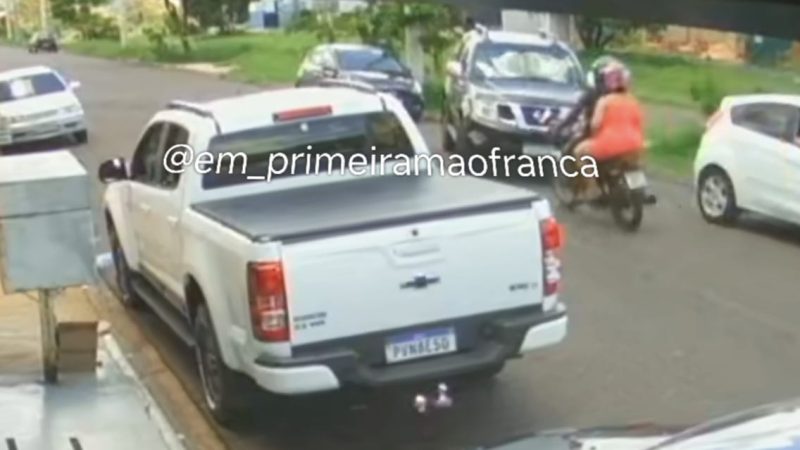 Colisão frontal entre moto e caminhonete deixa policial militar e esposa feridos