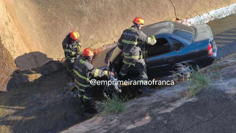 Motorista perde controle de veículo e carro cai em córrego em avenida de Franca