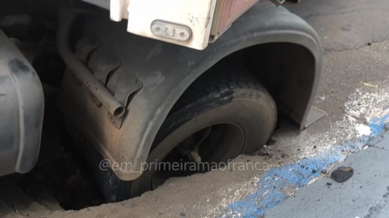Asfalto cede e carreta carregada fica presa em buraco em Franca
