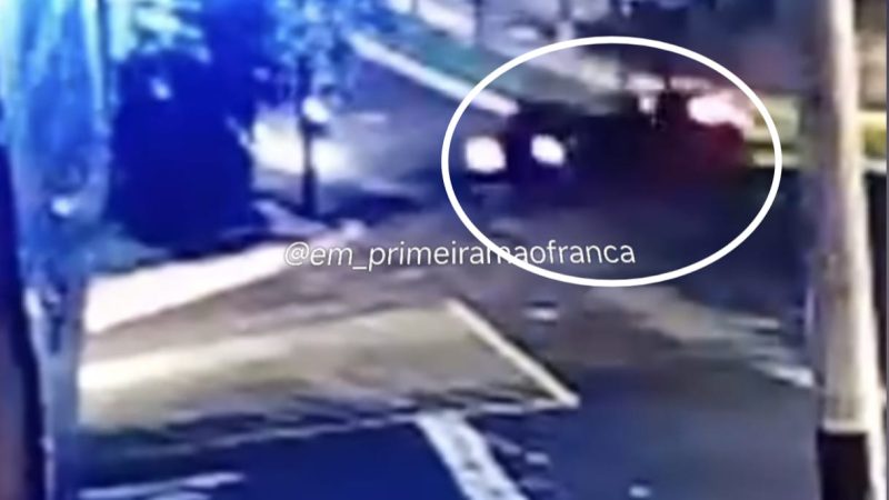 Câmera de segurança registra motorista invadindo contramão e colidindo com veículo em Franca