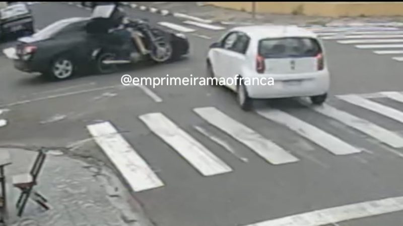 Colisão entre moto e carro deixa dois feridos em cruzamento de Franca