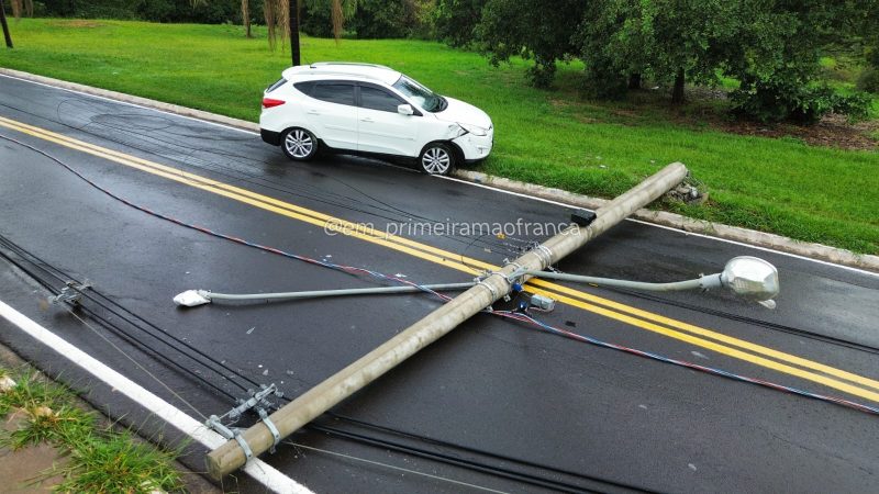 Motorista bate e derruba seis postes no Jardim Piratininga, em Franca
