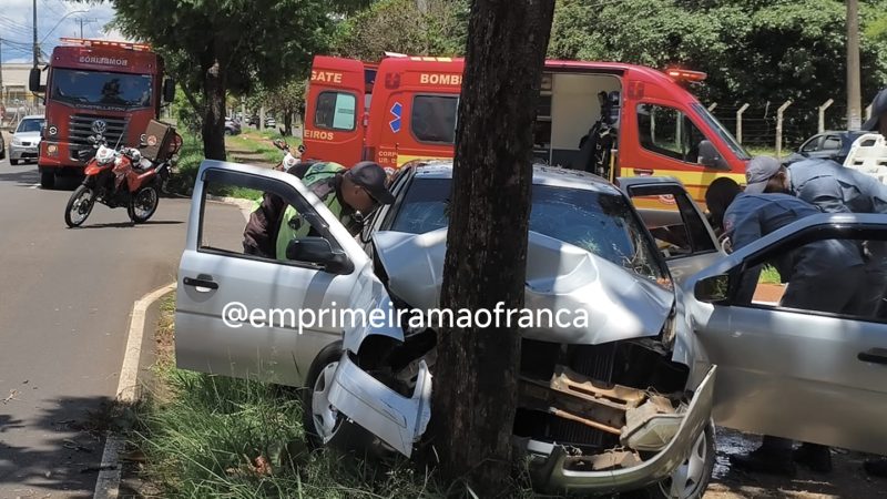 Motorista fica ferido após colidir carro em árvore em avenida de Franca