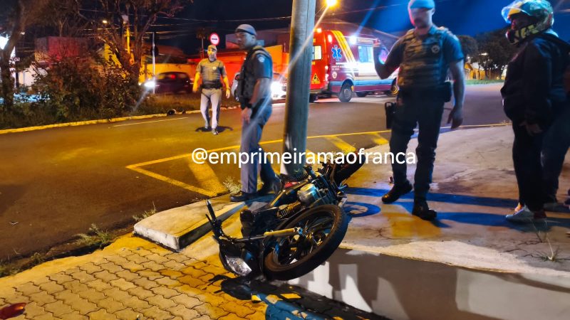 Motociclista desobedece ordem de parada da polícia e se envolve em grave acidente em avenida de Franca