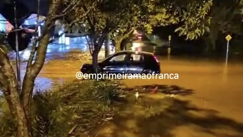 Alagamentos em avenidas de Franca após forte chuva deixam carros ilhados